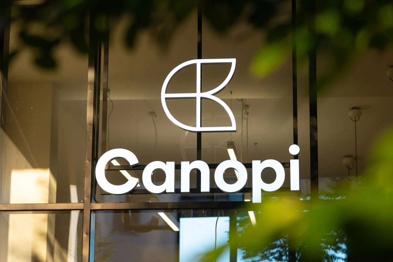 Illuminated logo fixed to external glass